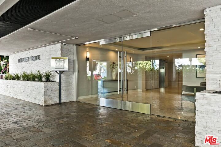 Property Photo: 8530 Holloway Dr, Unit 422 CA 90069
