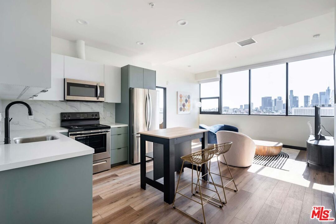 Property Photo:  2500 Wilshire Blvd, Unit 622  CA 90057 