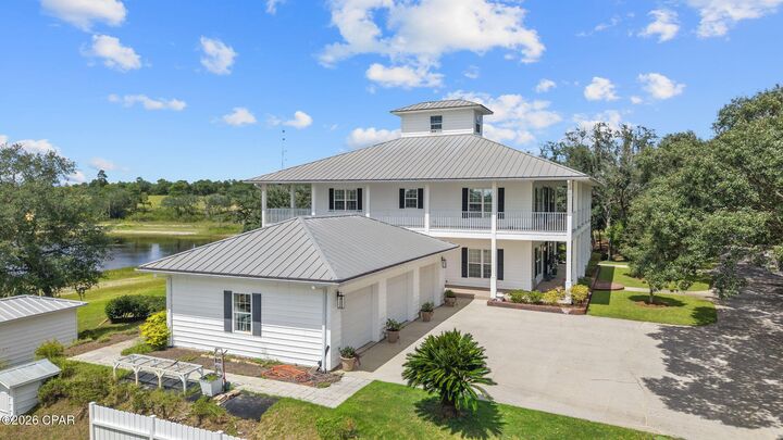 Property Photo: 15702 Hwy 77 FL 32409