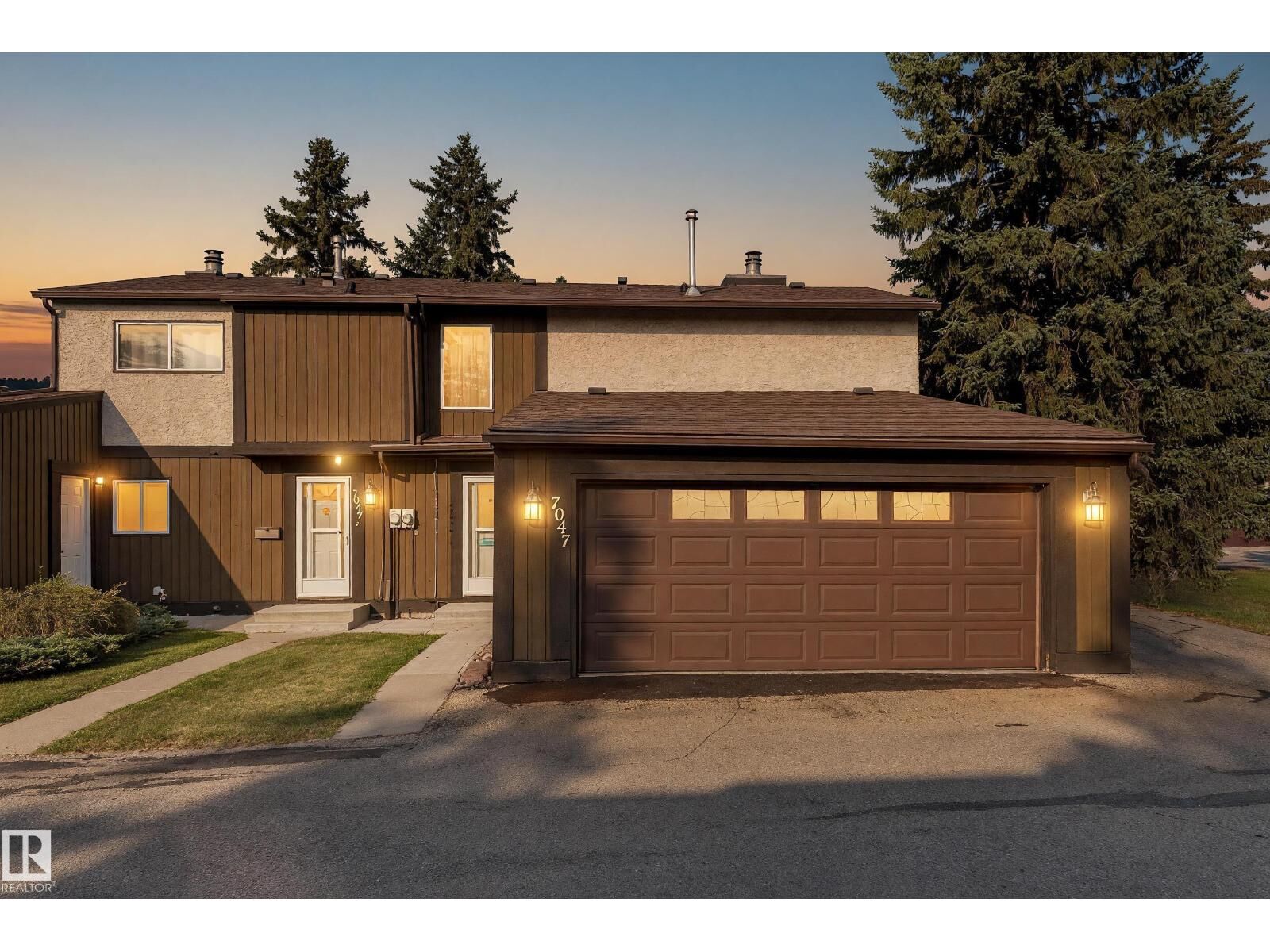 Property Photo:  7047 32 Av NW  AB T6K 2K9 