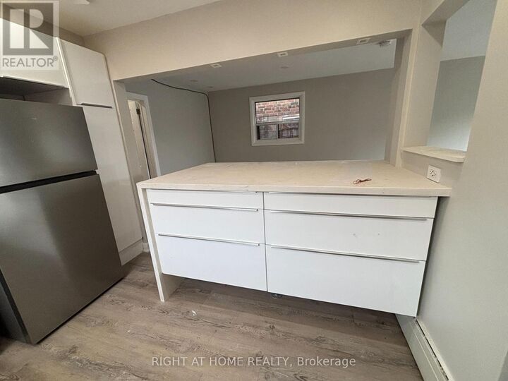 Property Photo: 513 Oakwood Avenue 2nd Floor ON M6E 2W9