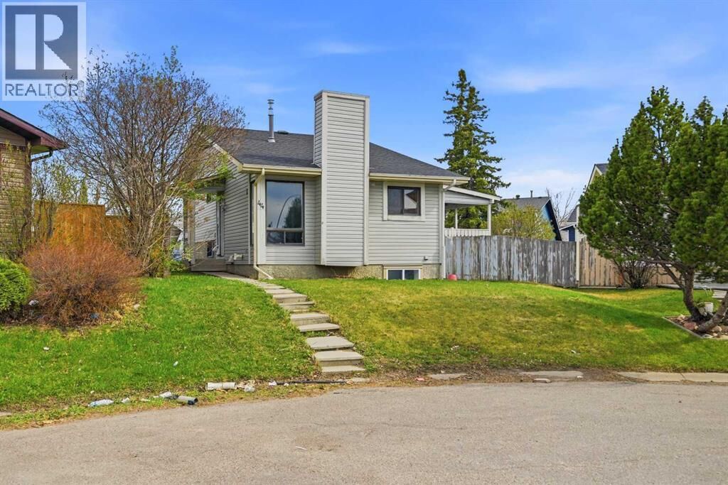 Property Photo:  44 Castleridge Close Northeast  AB T3J 1Y9 