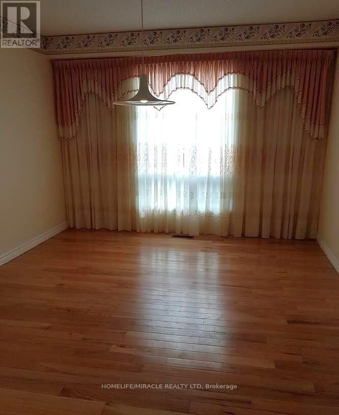 Property Photo:  942 Sandcliff Drive Main  ON L1K 2C9 