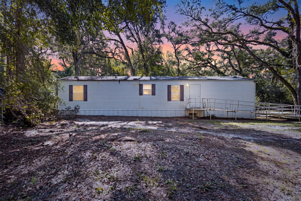 Property Photo:  464 NE 526th St  FL 32680 