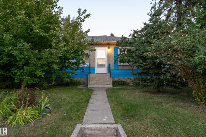 Property Photo:  9605 158 Street NW  AB T5P 2W9 