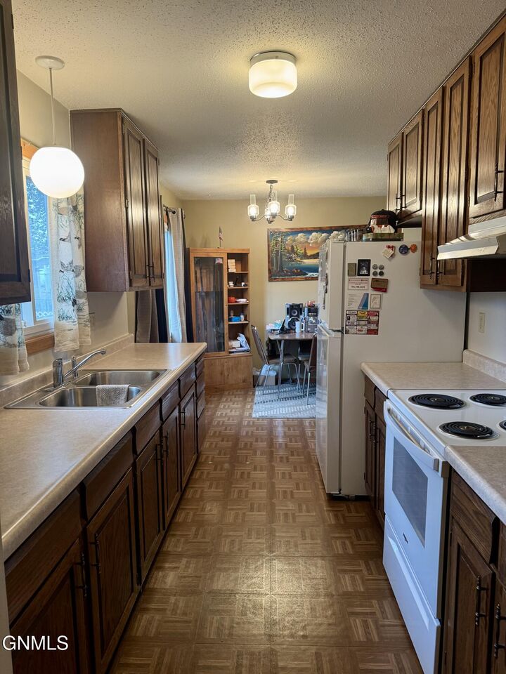 Property Photo:  1007 Blackstone Lane  ND 58523 