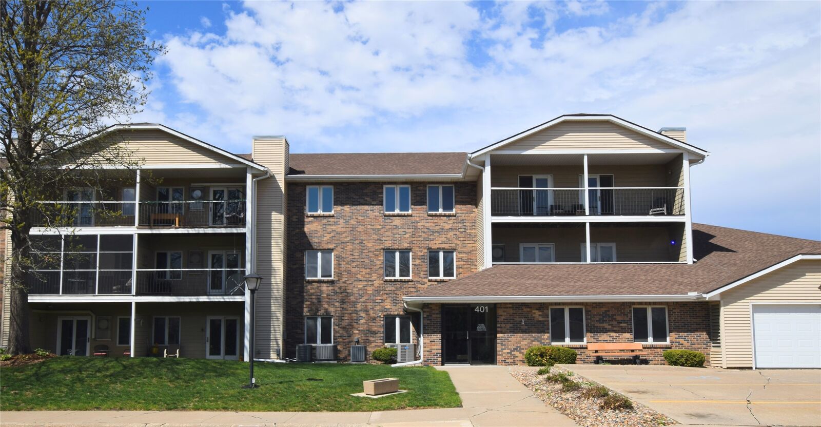 Property Photo: 401 SE Delaware Avenue 204 IA 50021