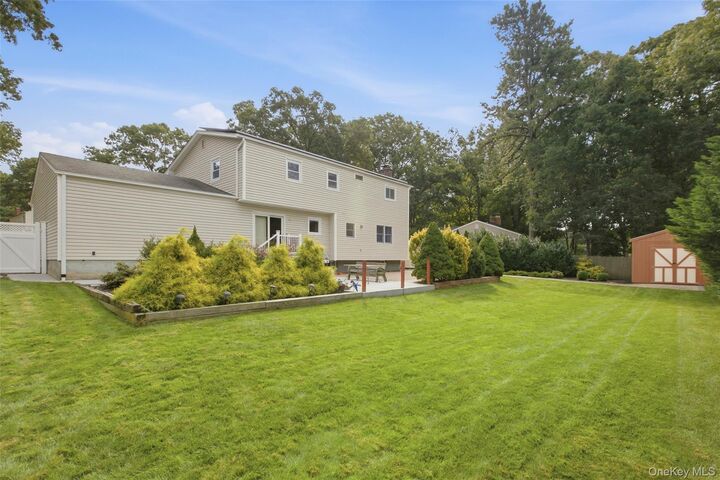 Property Photo:  6 Stuyvesant Circle W  NY 11733 
