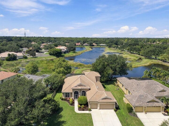 Property Photo: 130 Willow Bend Way FL 34229