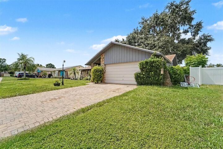 Property Photo:  7606 Willow Brook Court  FL 34667 