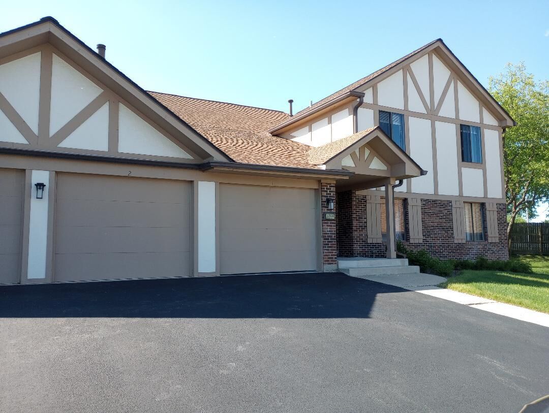 Property Photo: 1208 Knottingham Court 2B IL 60193