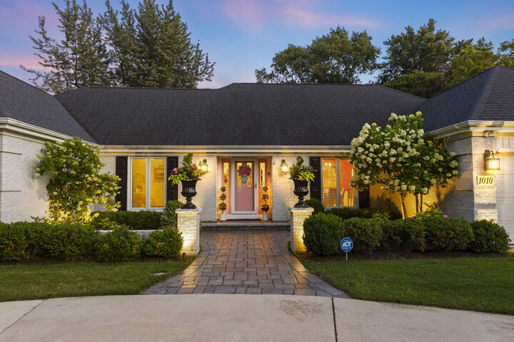 Property Photo: 1010 Thunderbird Lane IL 60563