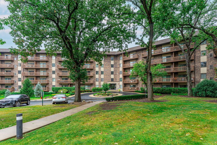 Property Photo: 120 Lakeview Drive 208 IL 60108