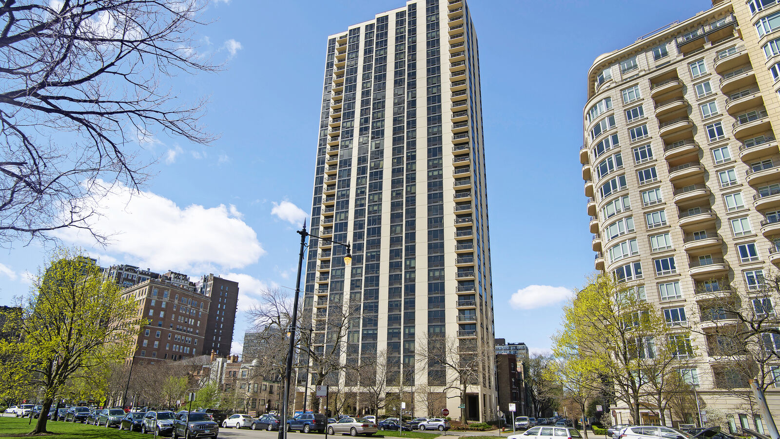 Property Photo:  2500 N Lakeview Avenue 3002  IL 60614 