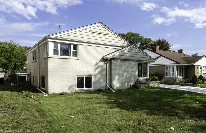 Property Photo: 7261 N East Prairie Road IL 60712