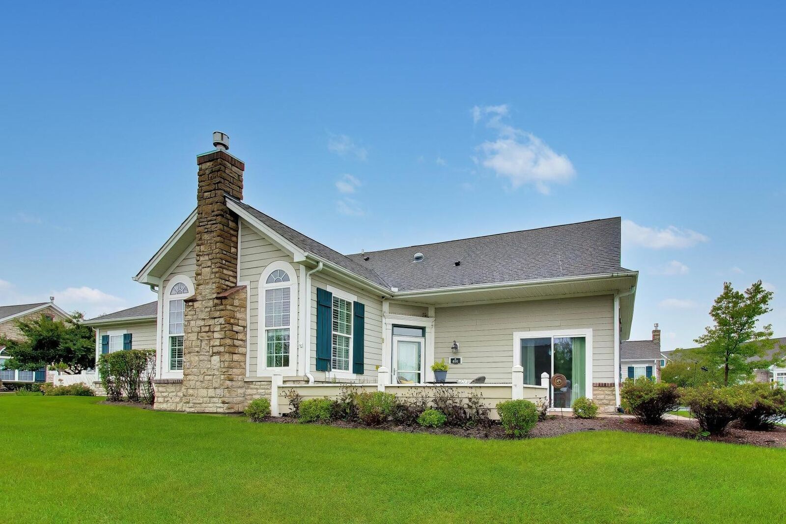 Property Photo:  610 Schumann Street 28B  IL 60098 