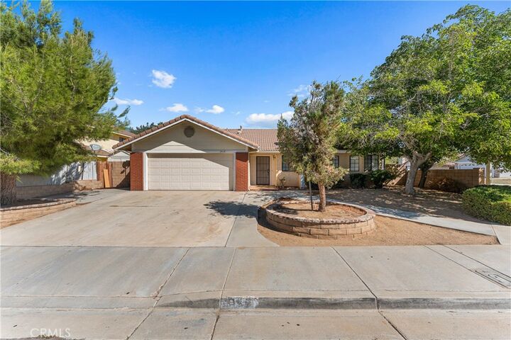 Property Photo:  2427 Oakcrest  CA 93550 