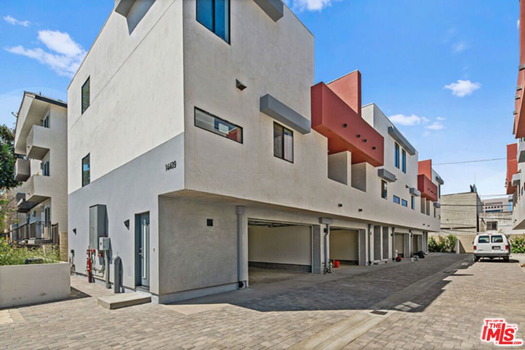 Property Photo:  14403 Tiara Street 5  CA 91401 