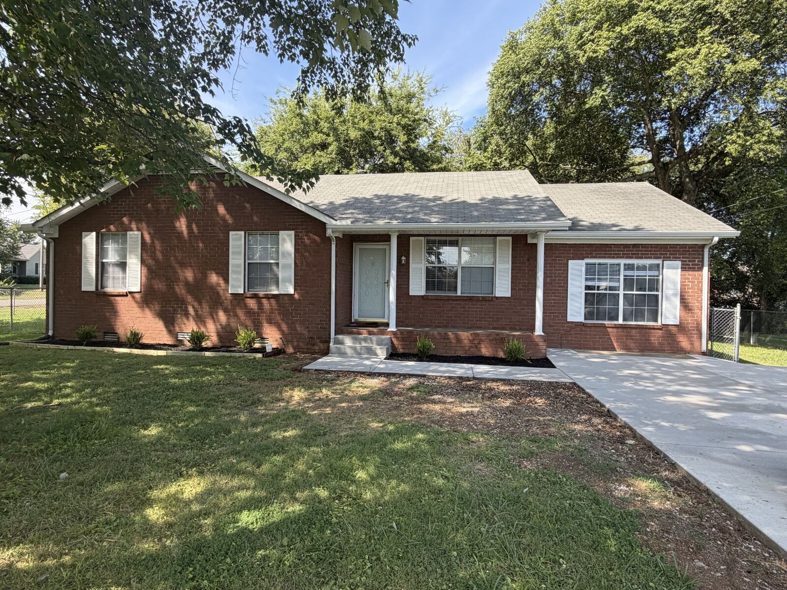 Property Photo:  301 Summer Dr  TN 37167 