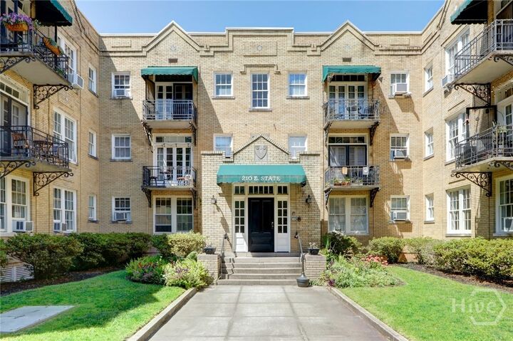 Property Photo:  210 E State Street 24  GA 31401 