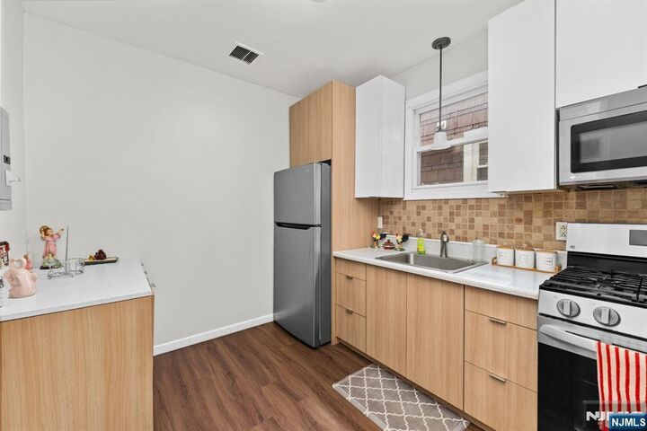 Property Photo:  223 Devon Street 2  NJ 07032 