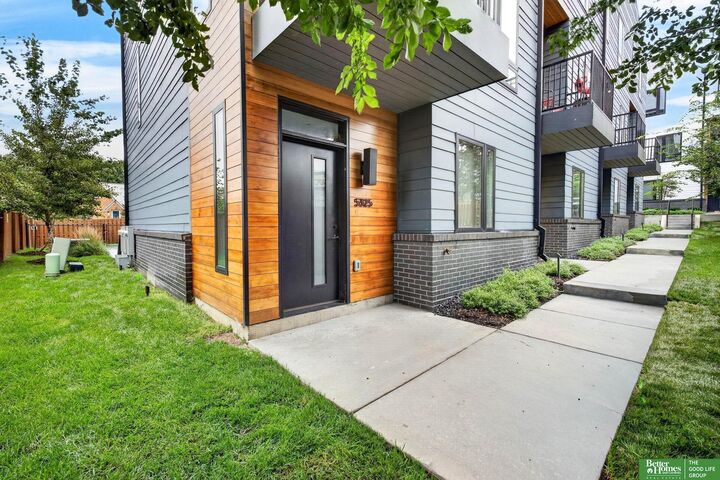Property Photo: 5325 Elmwood Plaza NE 68106