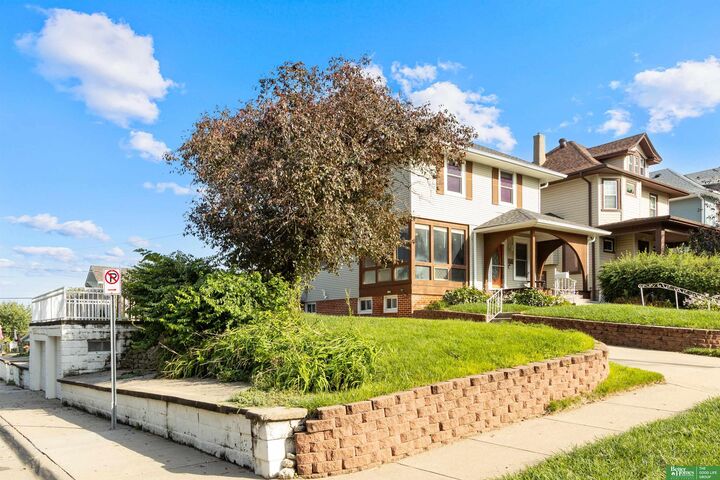 Property Photo: 1401 S 8th Street NE 68108