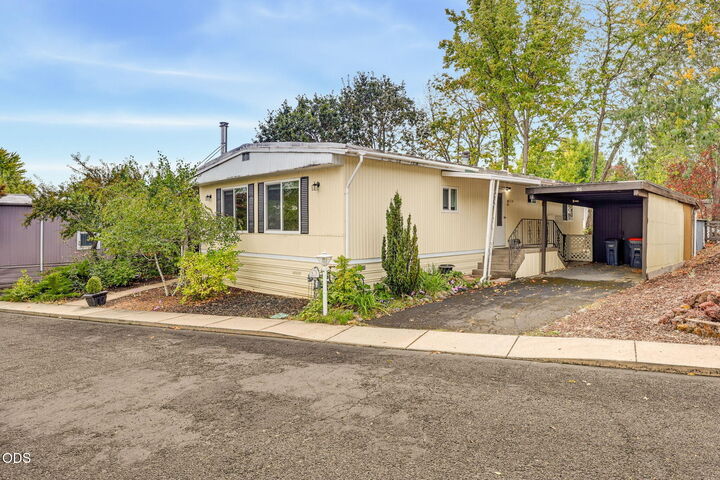 Property Photo:  1055 N 5th Street Unit 86  OR 97530 