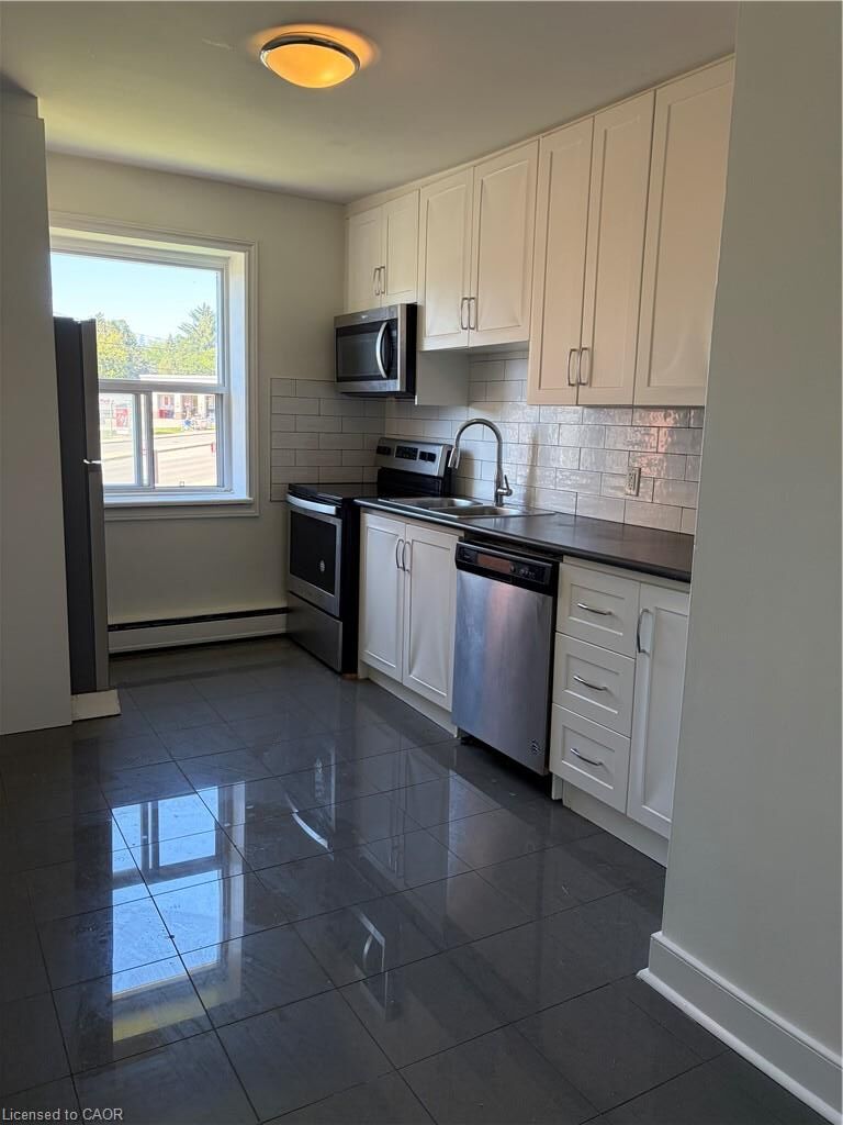 Property Photo:  2 Grant Boulevard 6  ON L9H 4L4 