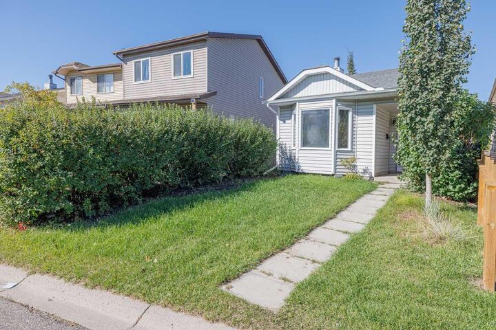 Property Photo:  5 Erin Grove Place SE  AB T2B 3A4 