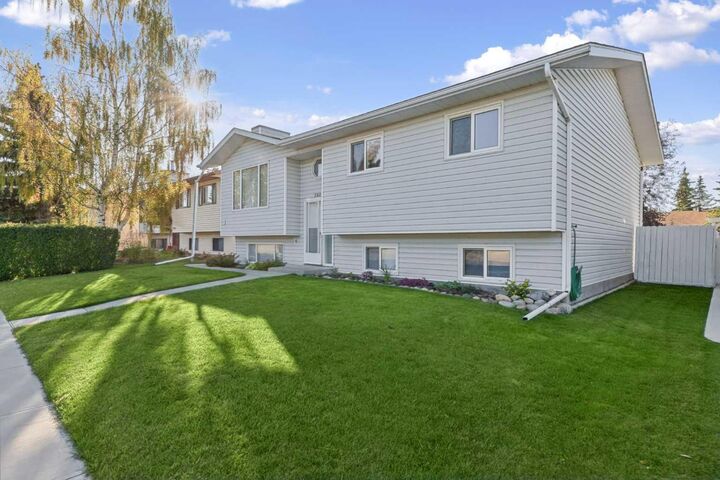 Property Photo:  5605 43 Street Close  AB T4H 1C3 