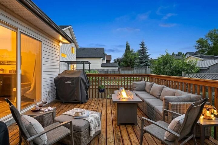 Property Photo:  940 Coventry Drive NE  AB T3K 4J6 