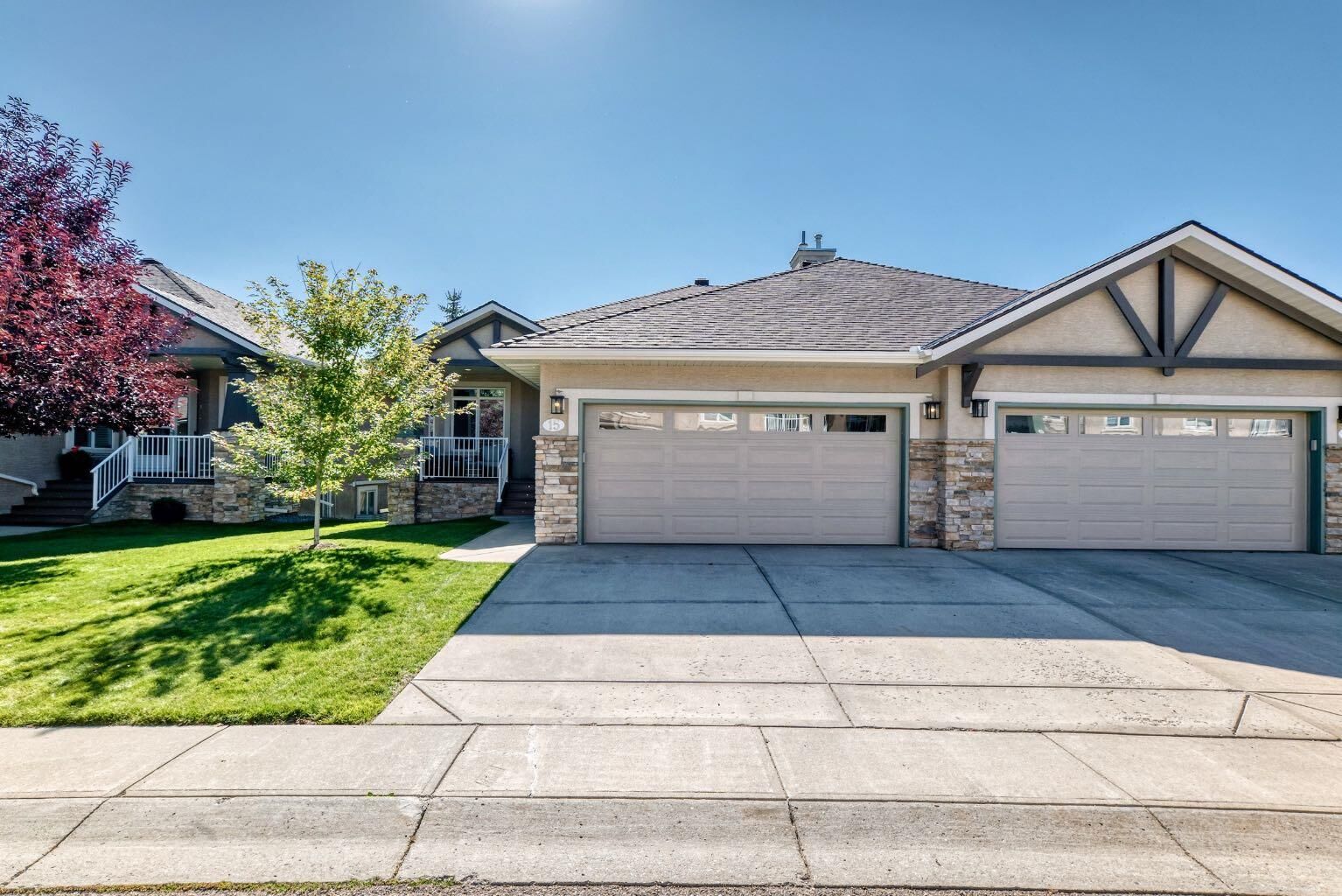 Property Photo:  15 Discovery Woods Villas SW  AB T3H 5A6 