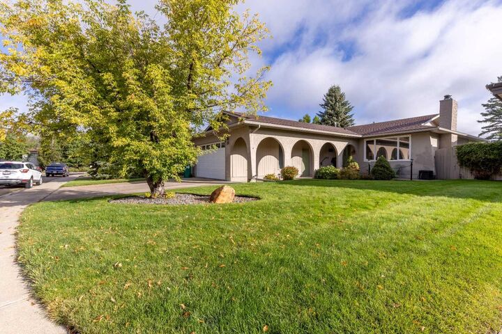 Property Photo:  10 Seneca Place W  AB T1K 4M7 
