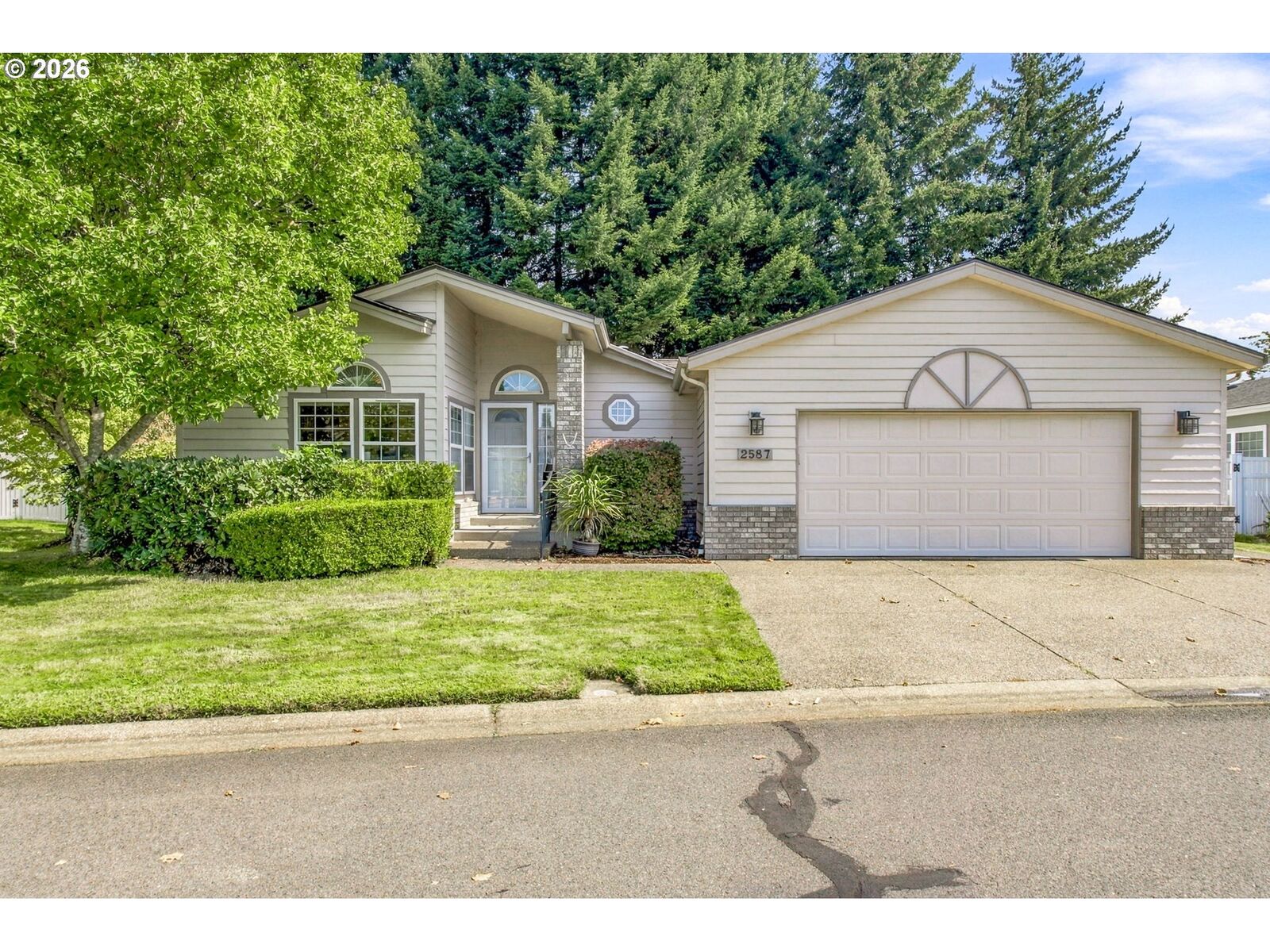 Property Photo:  2587 Northampton  OR 97404 
