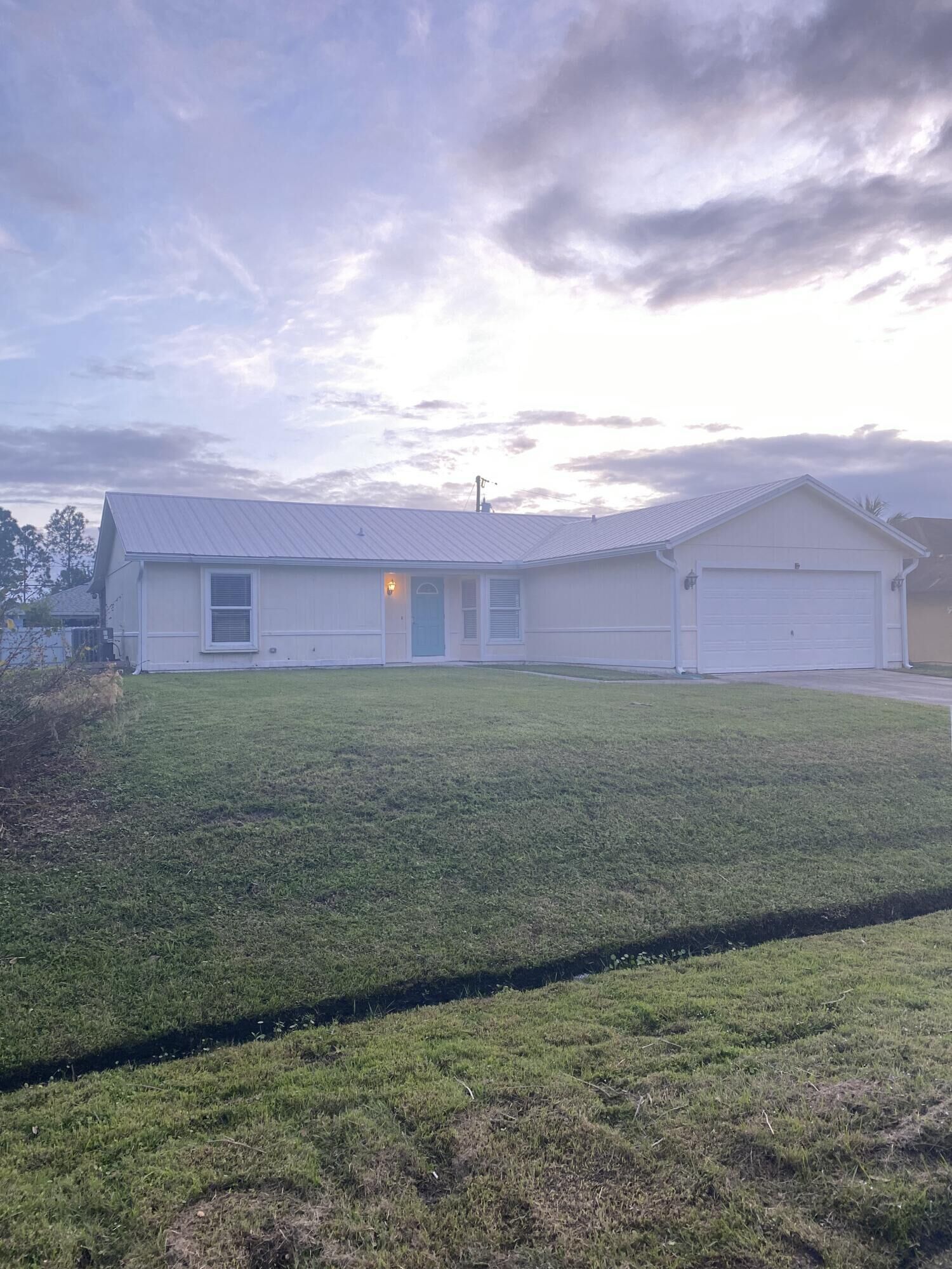 Property Photo: 1866 SW Effland Avenue FL 34953