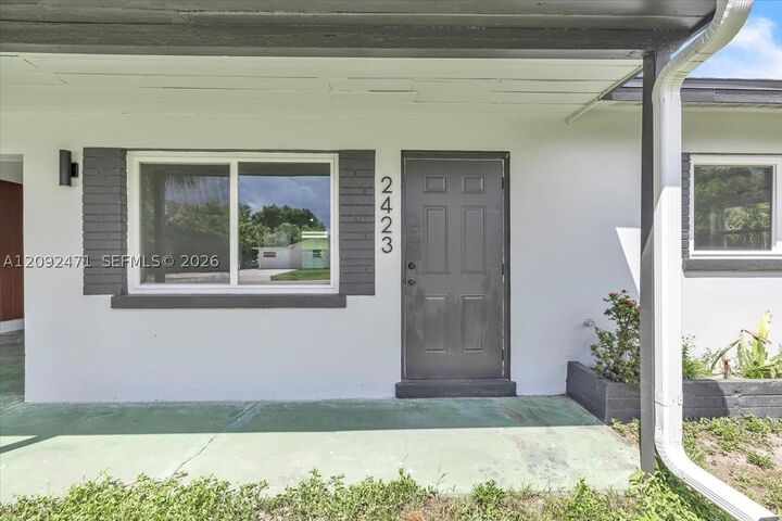 Property Photo: 2423 Jeffcott Street 2423 FL 33901