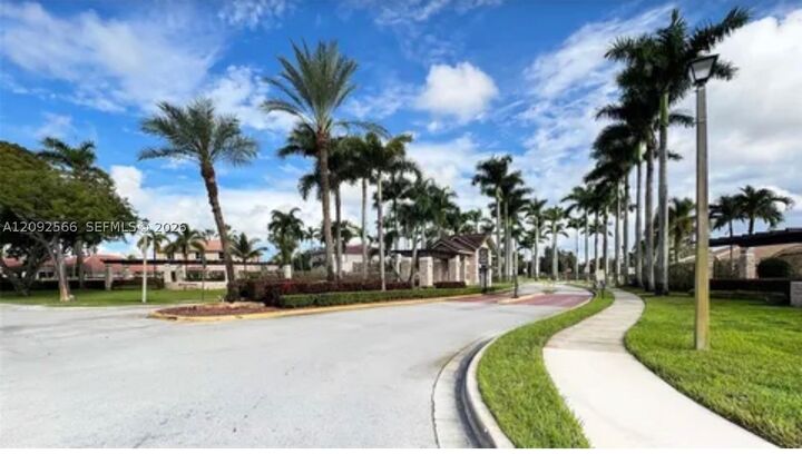Property Photo: 14015 N Forest Oak Cir FL 33325