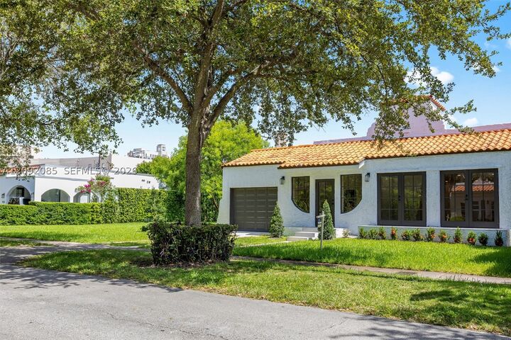 Property Photo: 434 Aragon Ave FL 33134