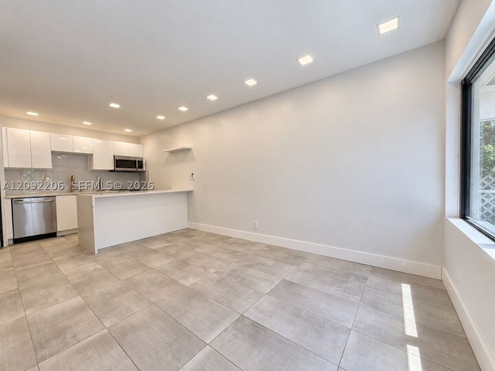 Property Photo:  551 NE 26th St W  FL 33305 