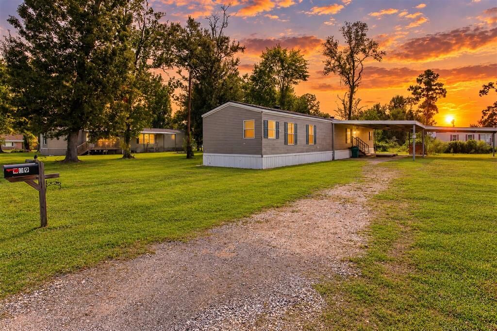 Property Photo: 409 Willett Lane LA 70669