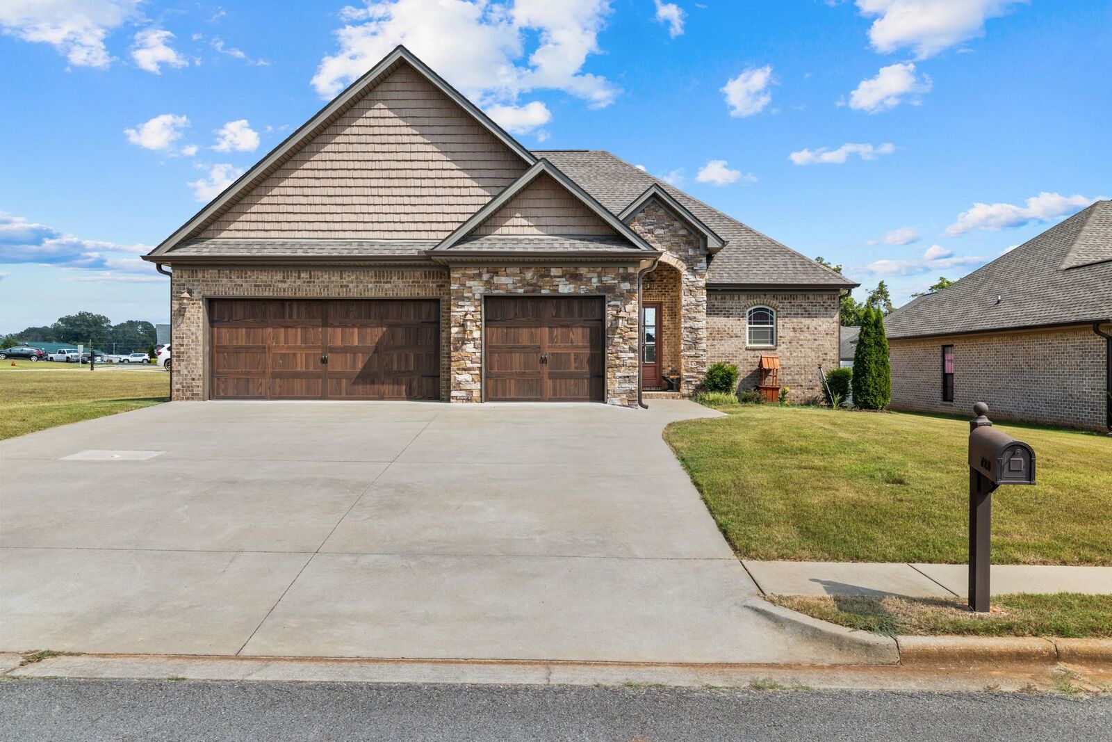 Property Photo: 723 Karah Avery Ave AL 35652