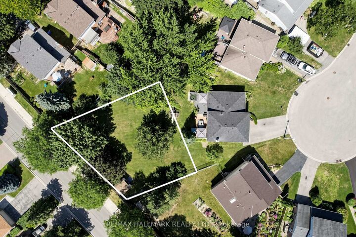 Property Photo:  103 Spruce Street  ON L4G 3J6 