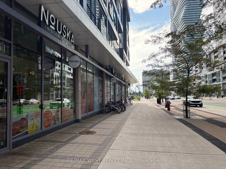 Property Photo:  4065 Confederation Parkway 4211  ON L5B 0L4 