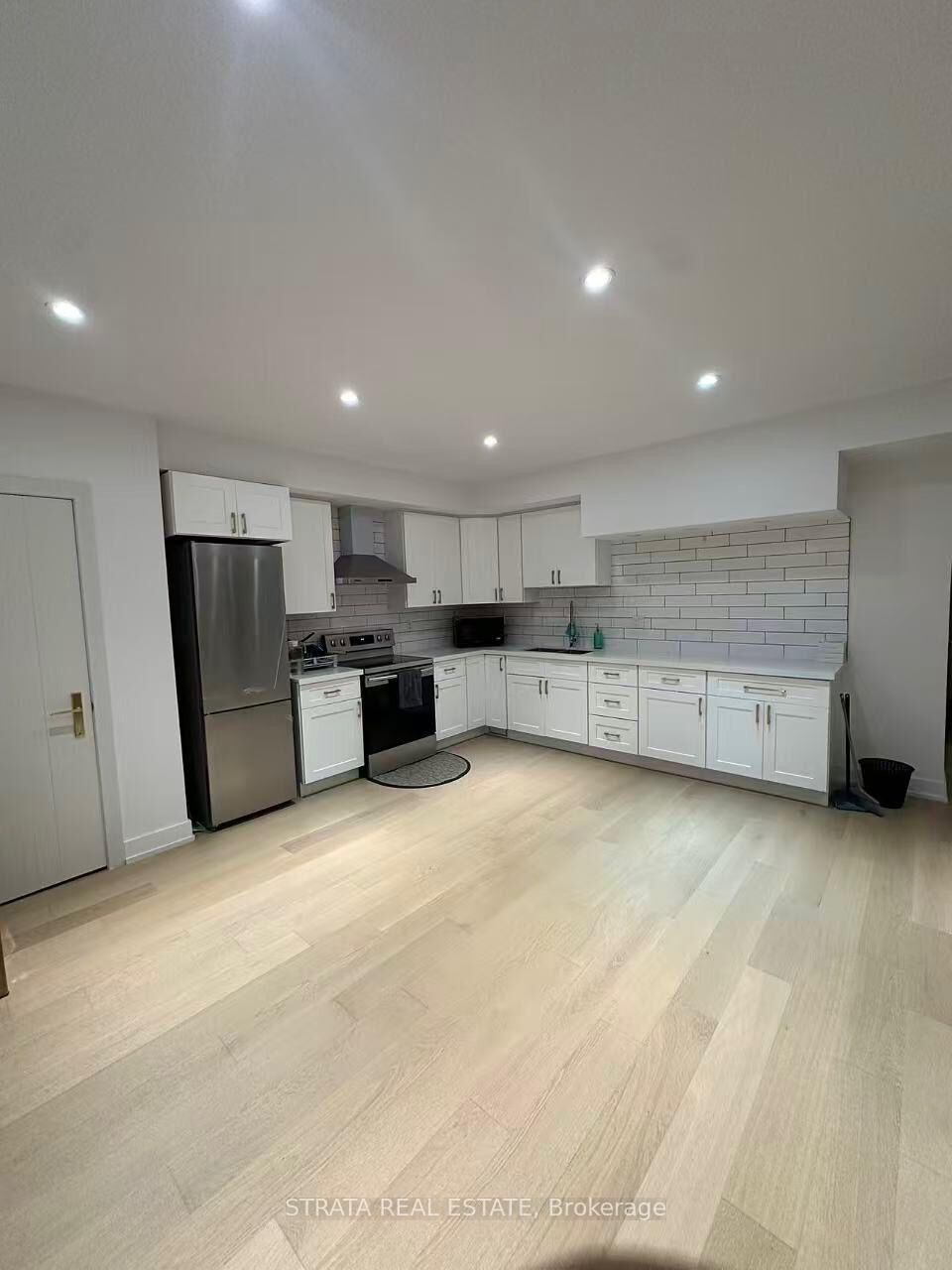 Property Photo:  21 Irvington Crescent  ON M2N 2Z2 