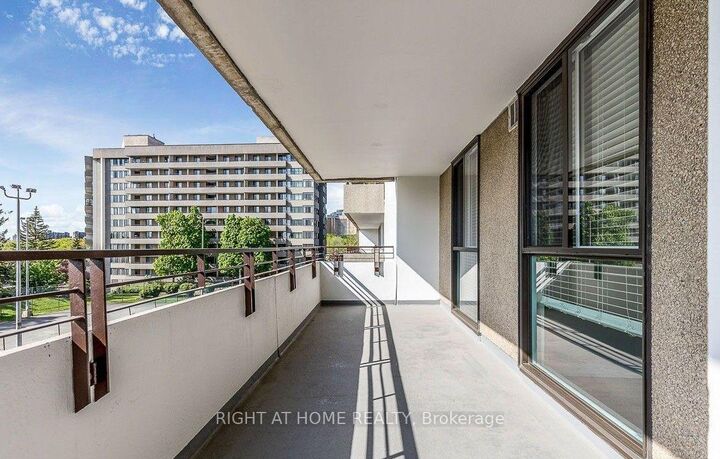 Property Photo:  1300 Mississauga Valley Boulevard 305  ON L5A 3S8 