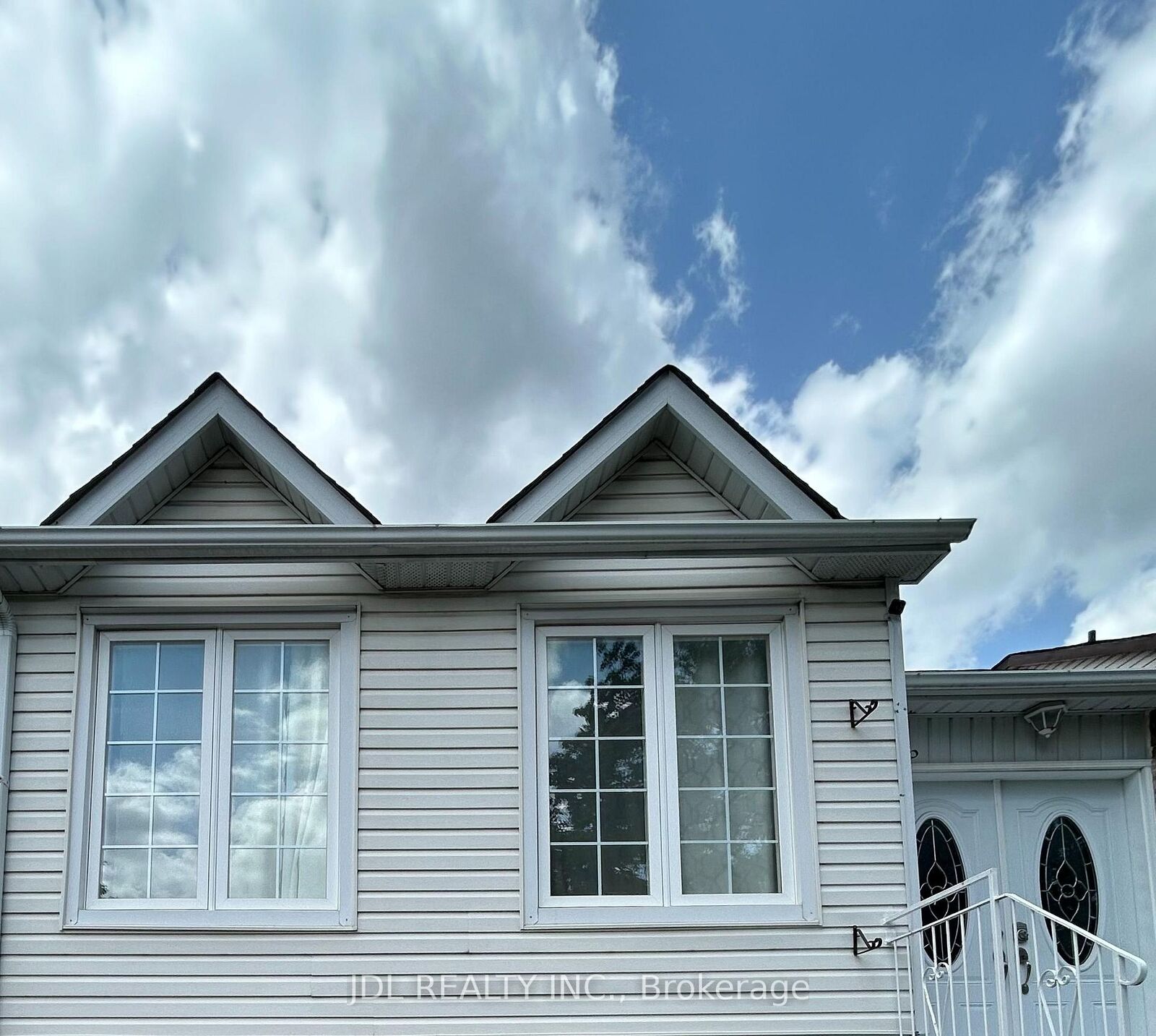 Property Photo:  44 Glencoyne Cres Crescent Entire One Bedroom Bsmt  ON M1W 2Z2 