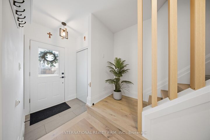 Property Photo: 28 Debby Crescent ON N3R 7A4