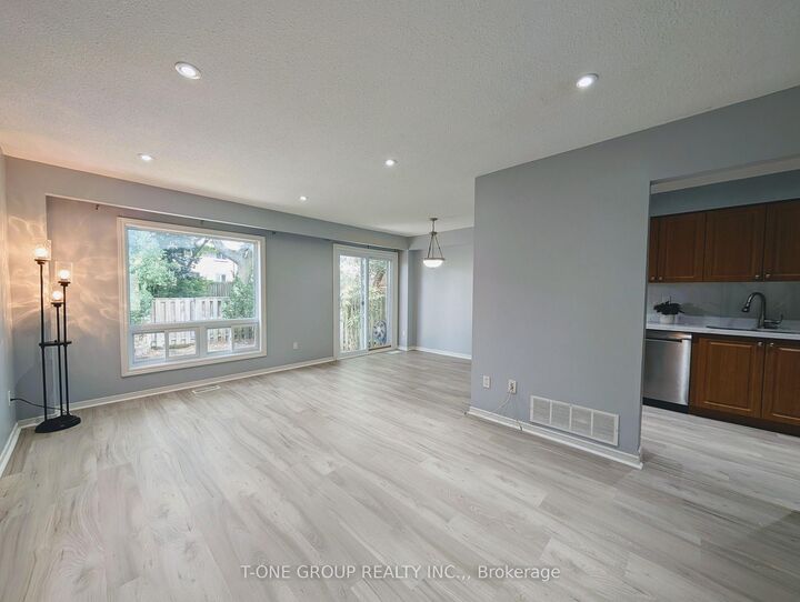 Property Photo:  8 Camelot Way  ON L3P 3W1 