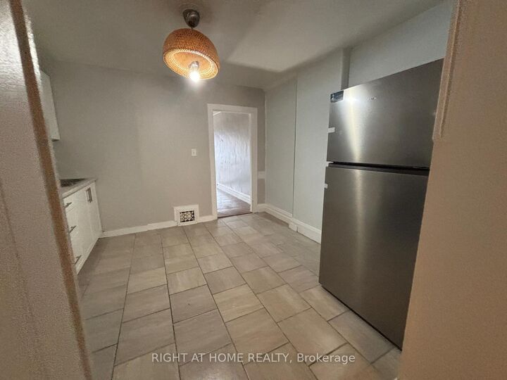 Property Photo:  505 Oakwood Avenue Upper  ON M6E 2W9 